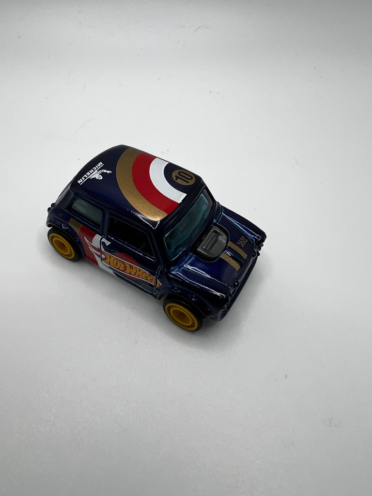 Hot Wheels HW Race Team Super Treasure Hunt Morris Mini (blue/grey interior) UNSPUN