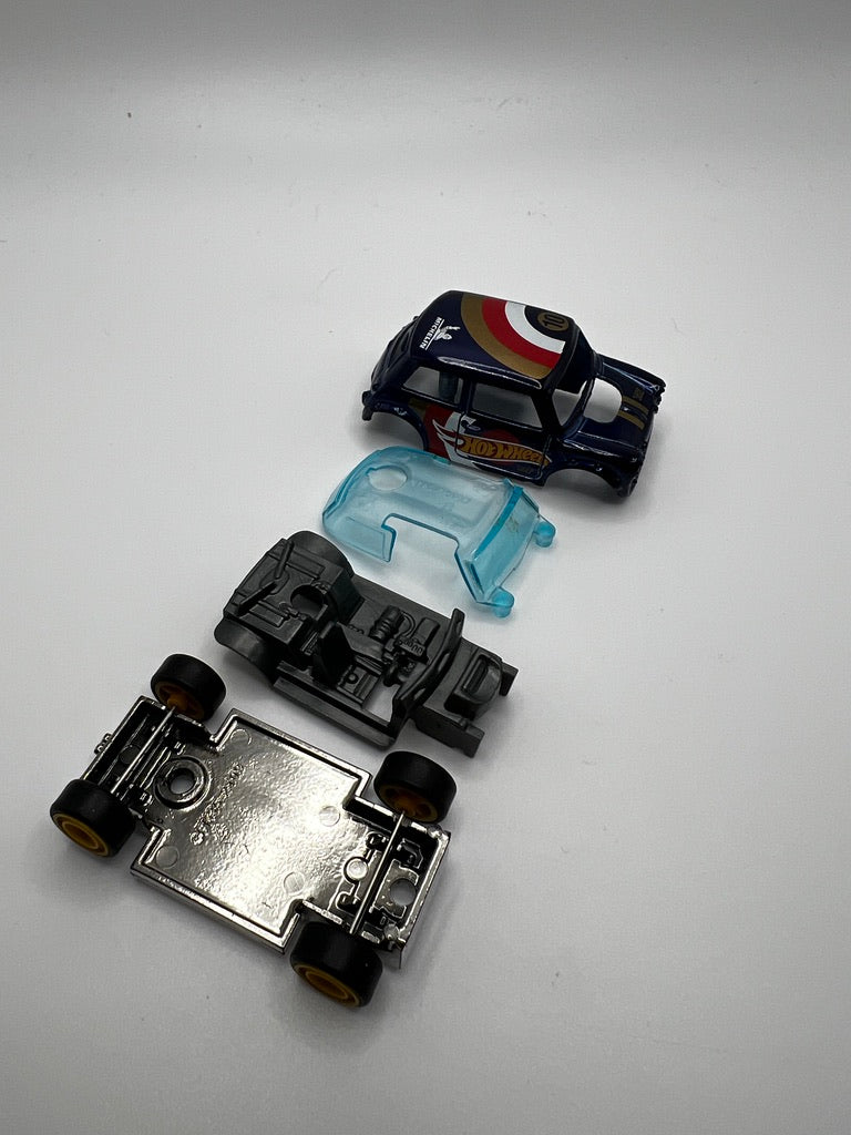 Hot Wheels HW Race Team Super Treasure Hunt Morris Mini (blue/grey interior) UNSPUN