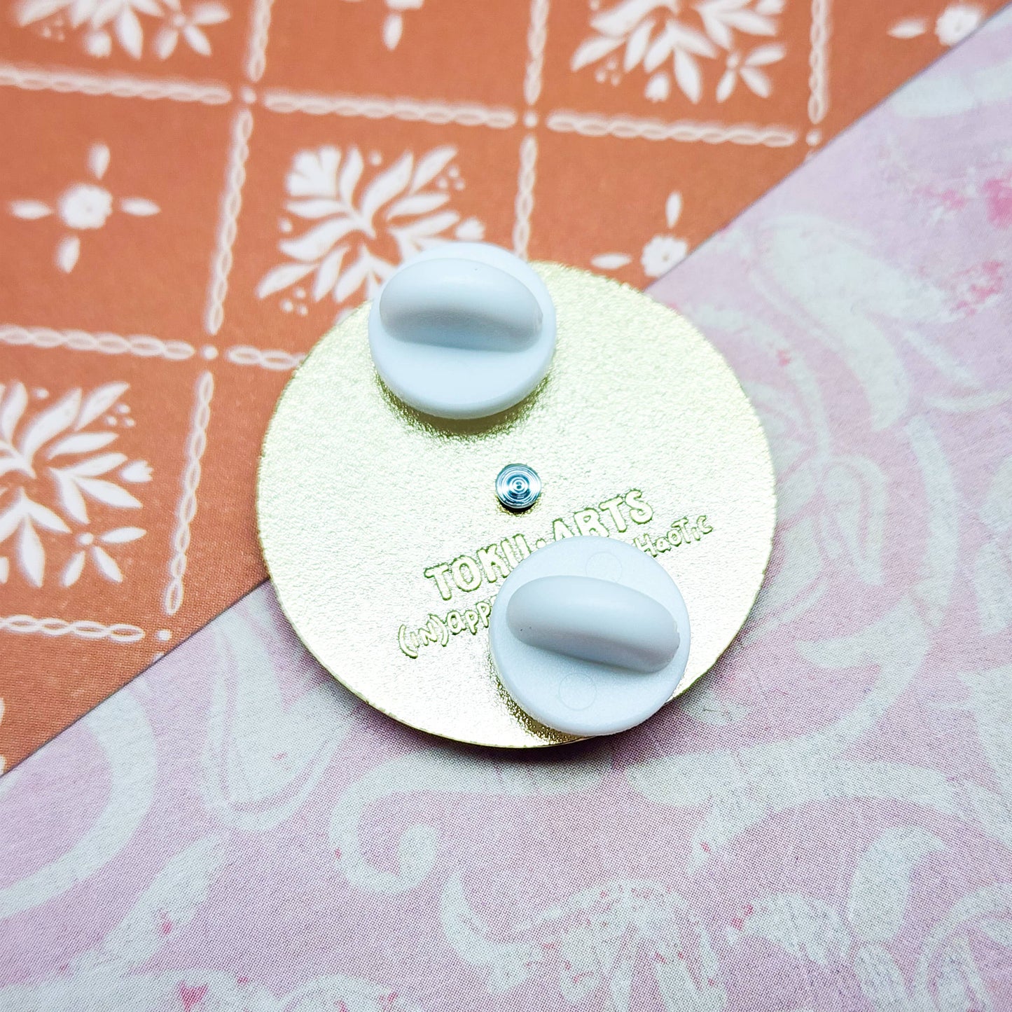 Pin esmaltado giratorio "The Bean" de Toku Arts