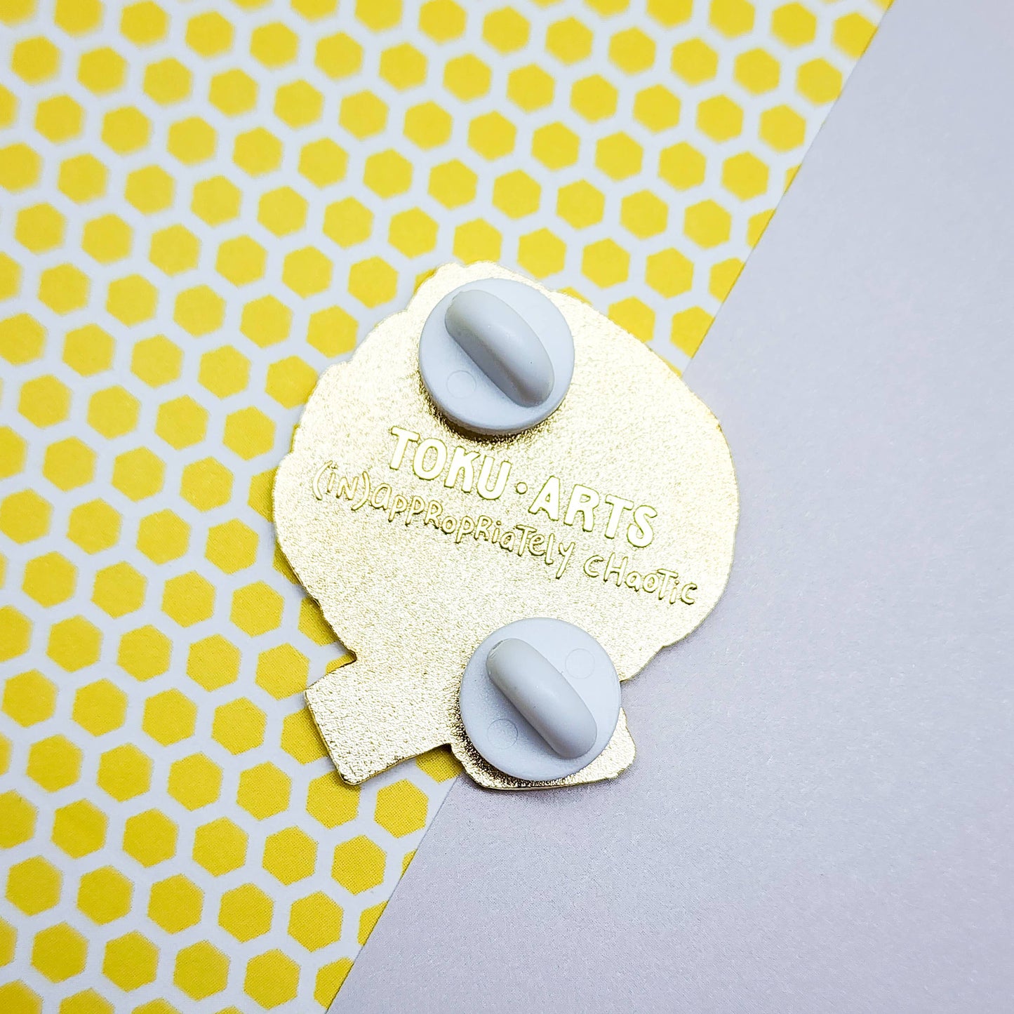 Pin esmaltado "Alcachofa Me" de Toku Arts