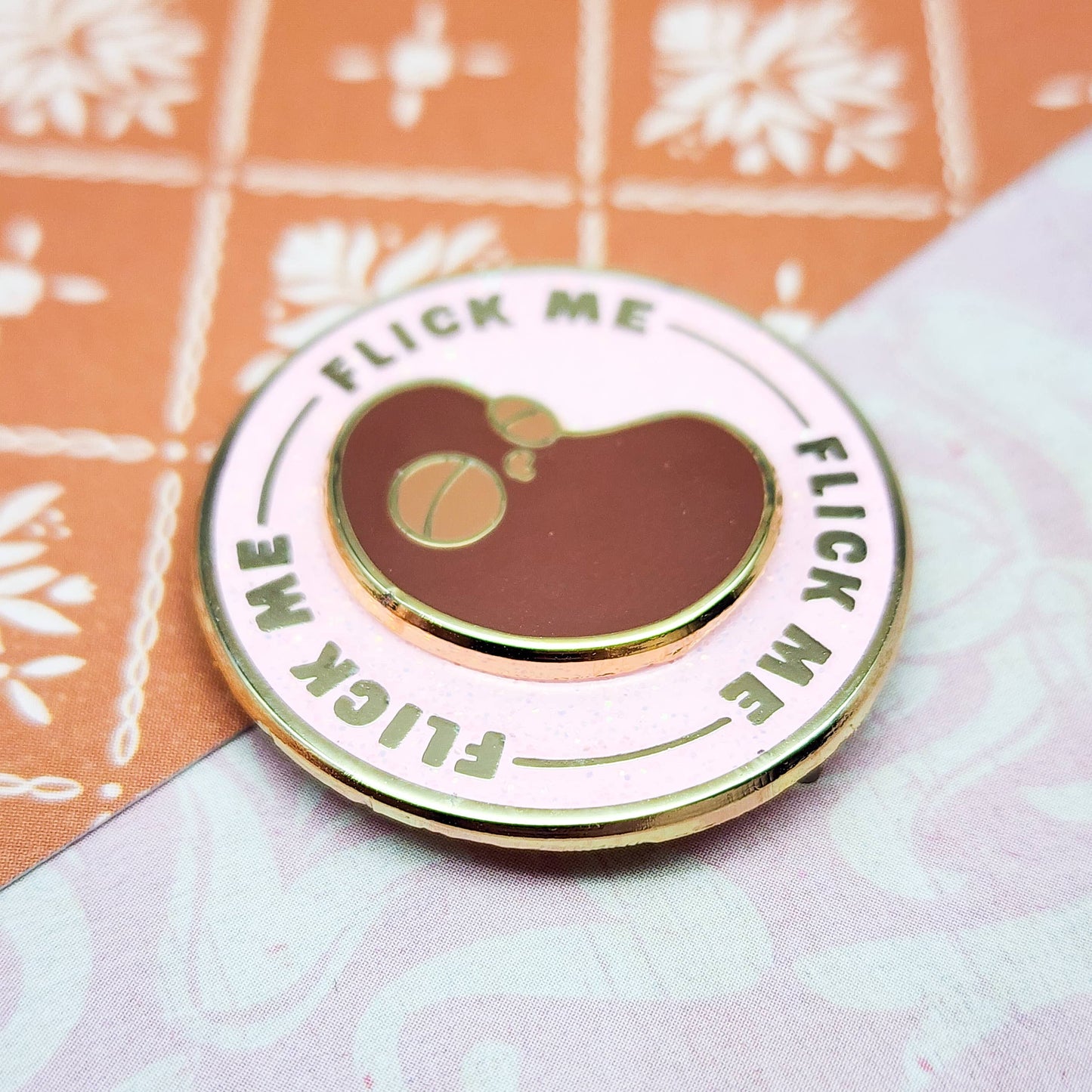 Pin esmaltado giratorio "The Bean" de Toku Arts