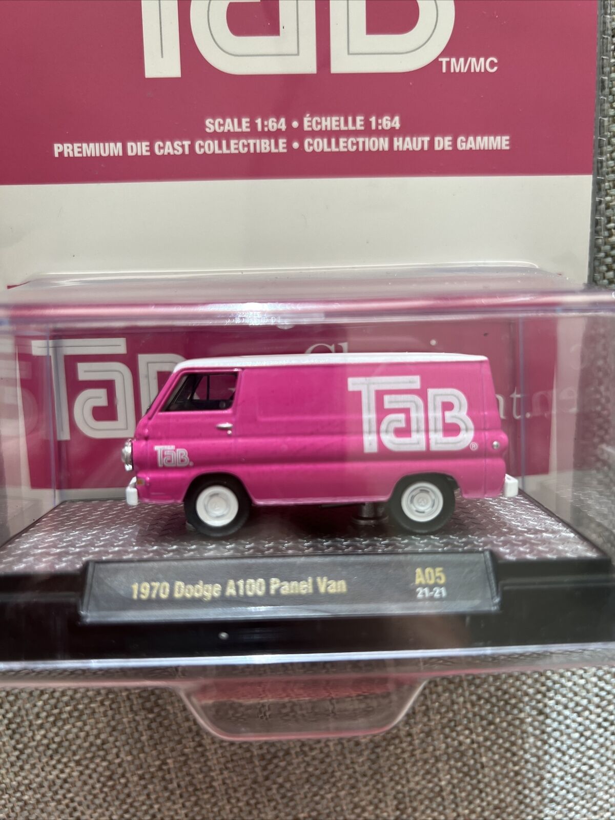 M2 Machines - Tab - Fourgon Dodge A100 1970 (Rose)