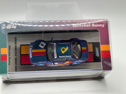 Inno64 - Nissan Silvia (S14) RHD (volant à droite) bleu et violet métallisé avec bande jaune "Tomonori Idekawa's Rocket Bunny Boss"