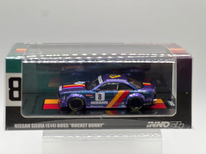 Inno64 - Nissan Silvia (S14) RHD (volant à droite) bleu et violet métallisé avec bande jaune "Tomonori Idekawa's Rocket Bunny Boss"