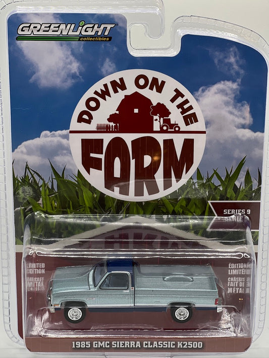 Greenlight - Down on the Farm - 1985 GMC Sierra Classic K2500 (Silver/Midnight Blue)