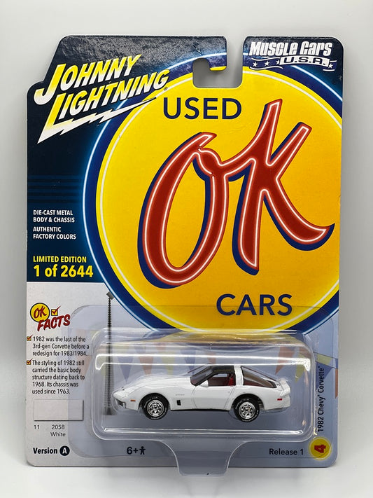 Johnny Lightning Muscle Cars USA - 1982 Chevy Corvette (white)