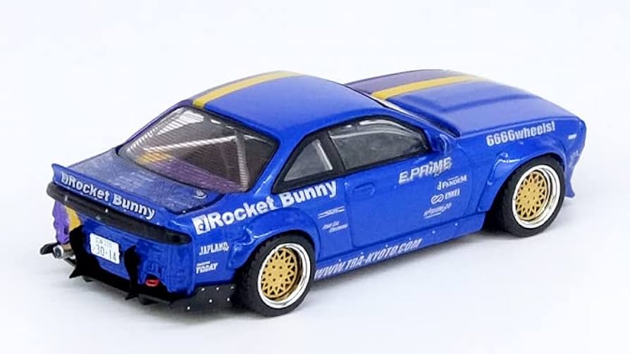 Inno64 - Nissan Silvia (S14) RHD (volant à droite) bleu et violet métallisé avec bande jaune "Tomonori Idekawa's Rocket Bunny Boss"