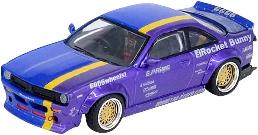 Inno64 - Nissan Silvia (S14) RHD (volant à droite) bleu et violet métallisé avec bande jaune "Tomonori Idekawa's Rocket Bunny Boss"
