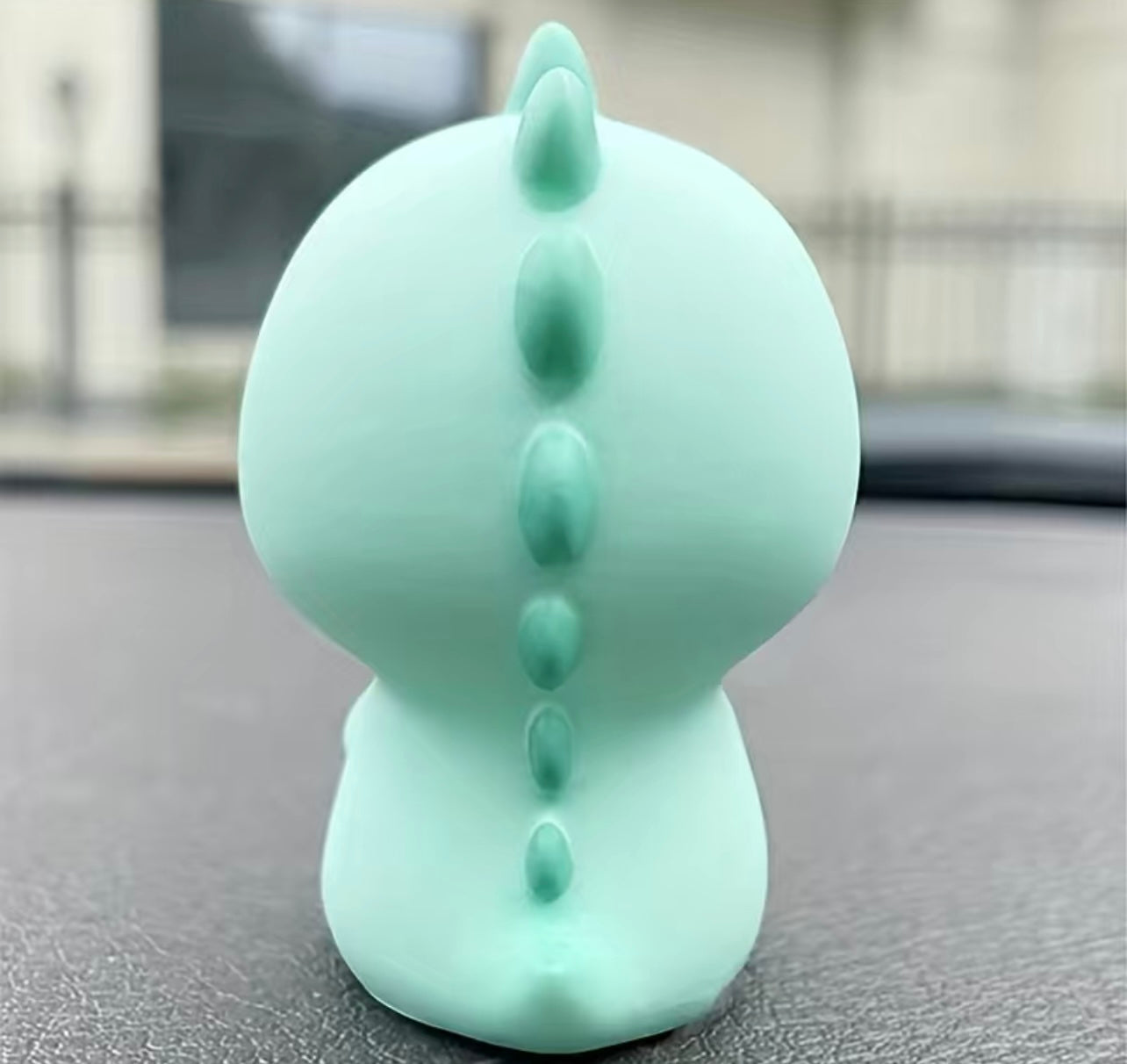 Joli bébé en costume de dinosaure soufflant des bulles