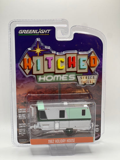 Greenlight Hitched Homes - 1961 Airstream 16' Bambi avec forêt murale