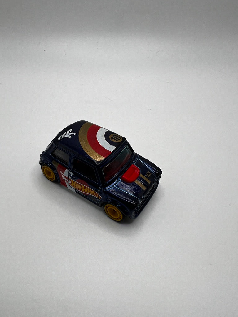 Hot Wheels HW Race Team Super Treasure Hunt Morris Mini (red interior) UNSPUN
