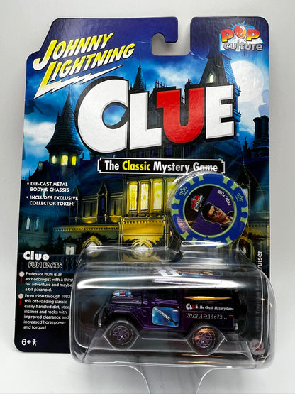 Johnny Lightning Pop Culture « Clue » 1980 Toyota Land Cruiser Violet Métallisé « Modern Clue Professor Plum » avec jeton de collection de jetons de poker
