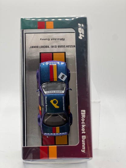 Inno64 - Nissan Silvia (S14) RHD (volant à droite) bleu et violet métallisé avec bande jaune "Tomonori Idekawa's Rocket Bunny Boss"