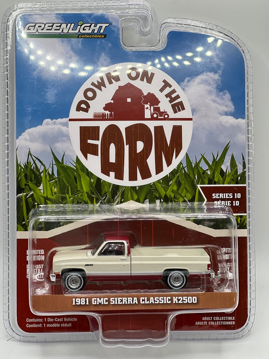 Greenlight - Down on the Farm -  1981 GMC Sierra Classic K2500 (Neutral/Dark Carmine Red)