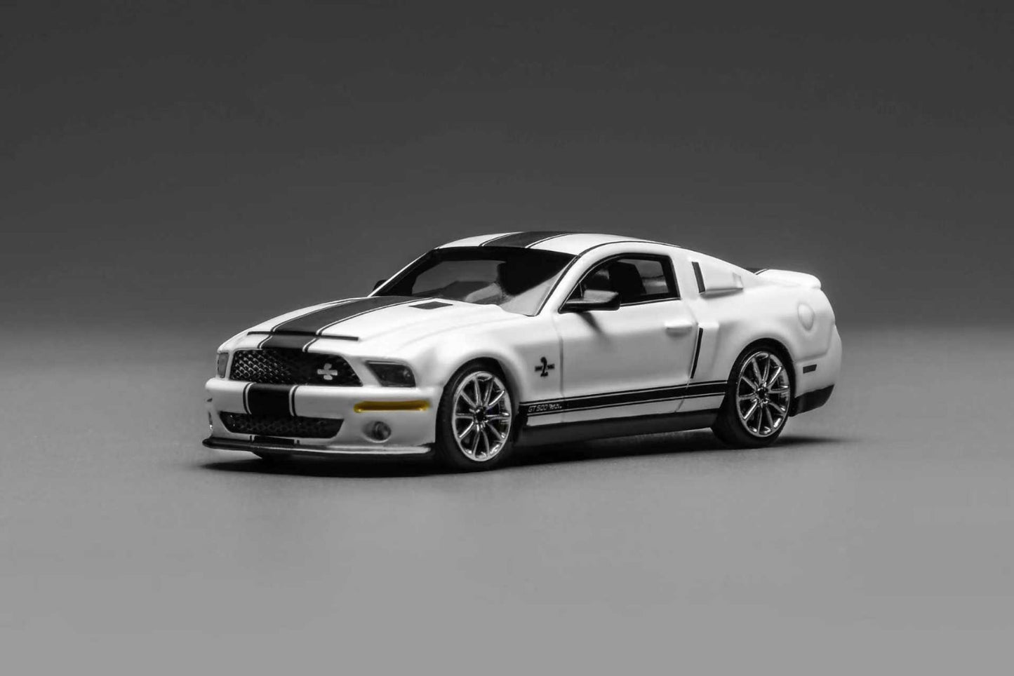 (PREORDER) GreenLight & Motorhelix Ford Mustang Shelby GT500 Super Snake 2007 (White)