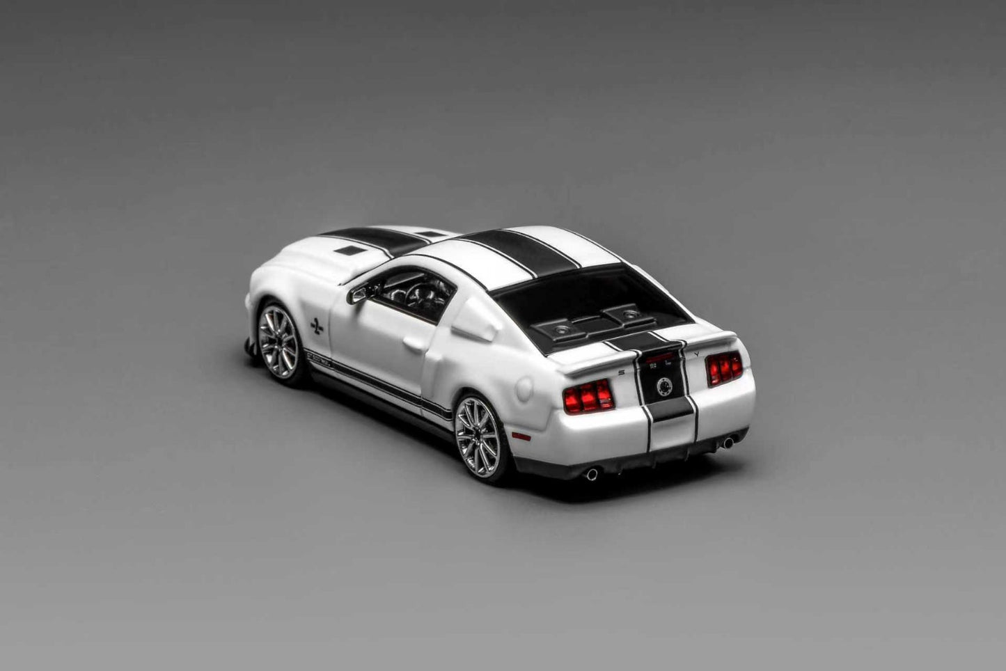 (PREORDER) GreenLight & Motorhelix Ford Mustang Shelby GT500 Super Snake 2007 (White)
