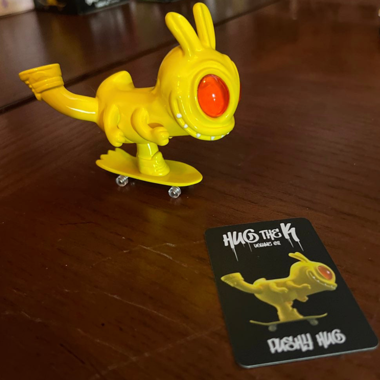 Embrassez le K : Pushy Hug (Lam Toys)